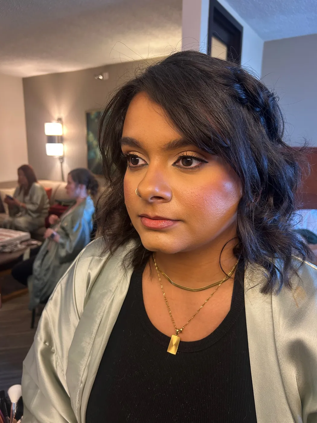 Nicole Jean applying foundation to a client